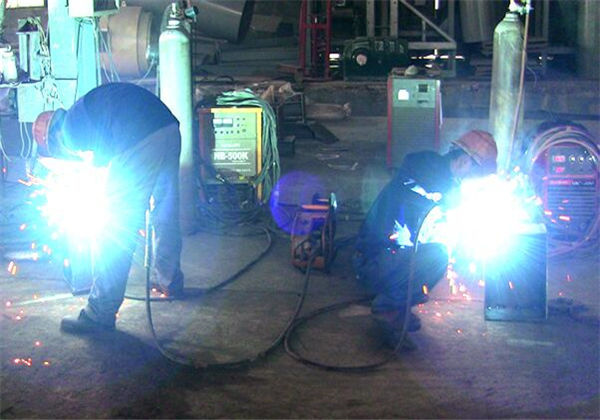 焊工在專注比賽